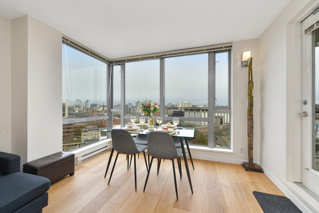 Cathedral View Suite-Dining 1