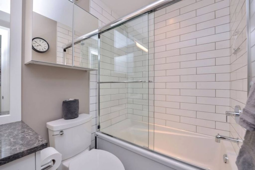 Main Bath, Tub / Shower Combination, granite counters, vanity mirror & Storage!