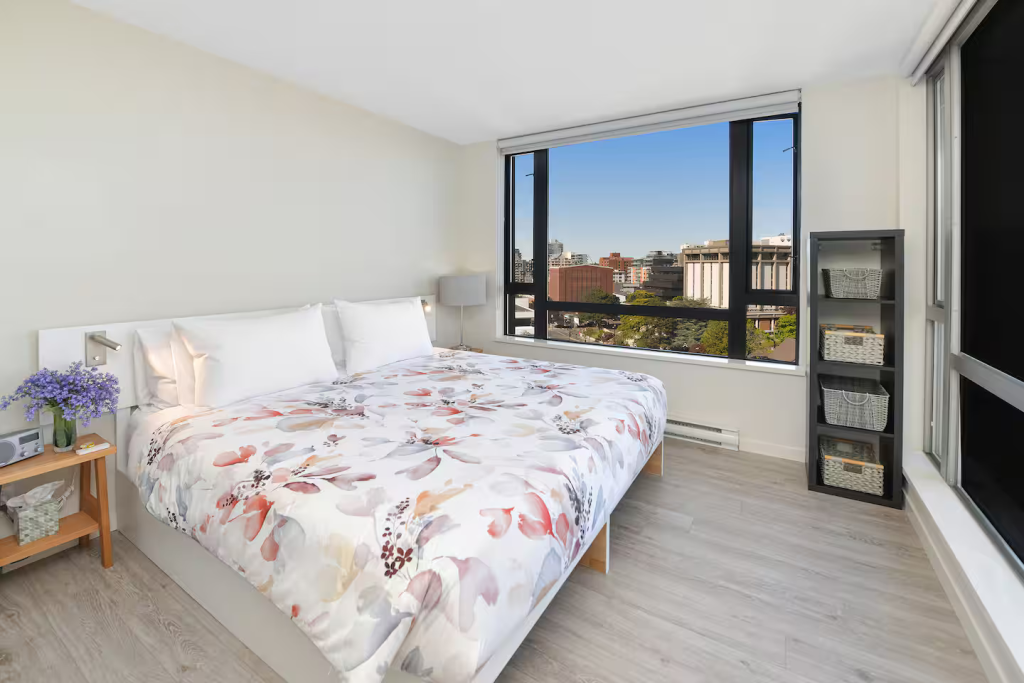 King Size Bed! Beautiful & Bright! 2 Side Tables & built in reading lights!