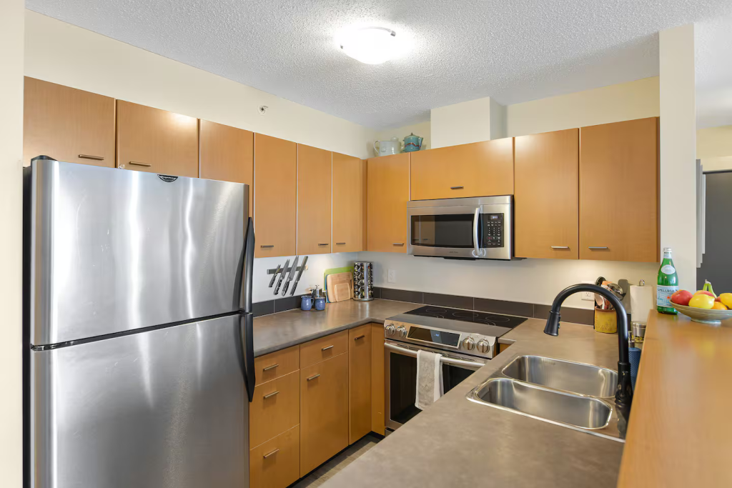 Fully Equipped Kitchen with new Bosch Silent Dishwasher & Samsung Microwave