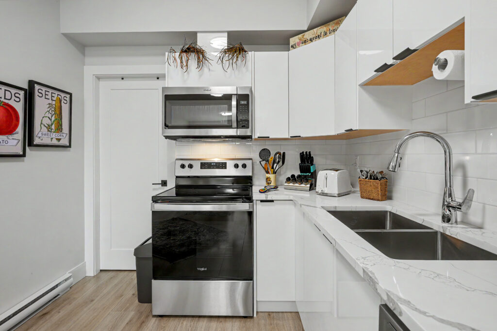 011-1536_marble_place_011